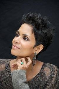 Halle-Berry-emerald-engagement-ring-a.jpg
