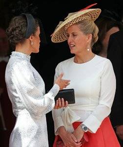 spains-queen-letizia-talks-with-britains-sophie-countess-of-news-photo-1150378827-1560788259.jpg
