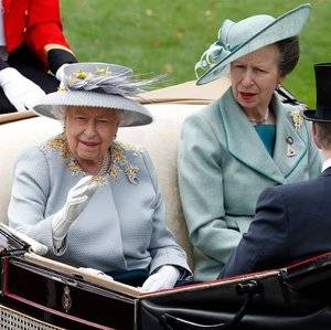 britains-queen-elizabeth-ii-and-britains-princess-anne-news-photo-1151030274-1561038999.jpg