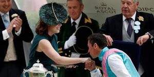 jockey-frankie-dettori-kisses-the-hand-of-britains-princess-news-photo-1151032367-1561042503.jpg