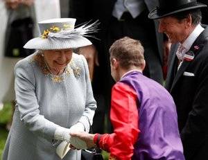 britains-queen-elizabeth-ii-smiles-as-she-is-introduced-by-news-photo-1151032032-1561040960.jpg
