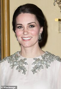 11861492-7754411-A_different_look_Kate_has_worn_the_drop_diamond_earrings_on_a_nu-a-11_1575448...jpg