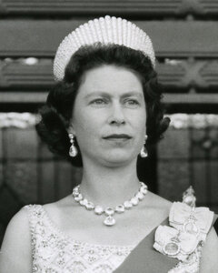 Queen's Coronation necklace earings.jpg