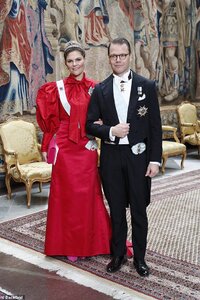 22119488-7782503-The_royal_couple_posed_for_snaps_before_heading_into_the_opulent-a-65_1576098...jpg