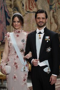 22119508-7782503-Meanwhile_Prince_Carl_Philip_and_Princess_Sofia_also_appeared_in-a-67_1576098...jpg