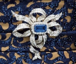 Queen Wilhelmina's sapphire bow brooch.jpg
