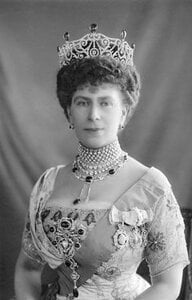 2f78e9ddb10c9caa51816597001455bc--royal-crowns-royal-jewels.jpg