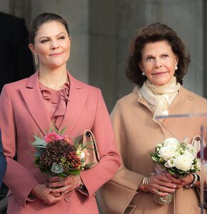 867px-Victoria,_Crown_Princess_of_Sweden_and_Queen_Silvia_of_Sweden_in_2018.jpg