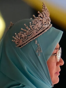 Pahang State Tiara () Queen Afzan here Queen Azizah 9.jpg