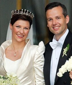 Princess Märtha Louise and Ari Behn in 2002.jpg