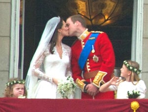 Kiss_Wedding_Prince_William_of_Wales_Kate_Middleton_(revised).jpg Kiss_Wedding_Prince_William_of_Wales_Kate_Middleton_(revised).jpg