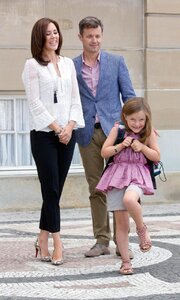 princess-isabella-of-denmark-departs-amalienborg-palace-for-her-first-day-at-school.jpg