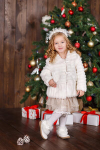 Tiara andChristmasTree.jpg