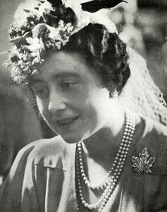 queen-mother-maple-leaf-brooch-z.jpg