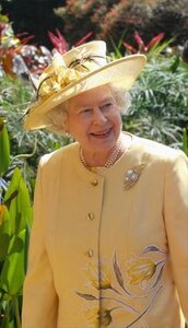 Queen-wearing-Wattle-Brooch.jpg