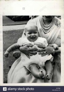 aug-04-1960-queen-mother-celebrates-her-60th-birthday-with-grandchildren-E0TTBE.jpg