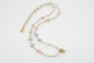 light feather pearl mix necklace.jpg