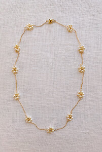 pearldaisychain29.jpg