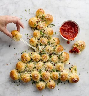 gallery-1481650567-delish-christmas-tree-pull-apart.jpg