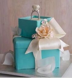 caae39d0ff555a76a9213fac3a1dd123--tiffany-cakes-tiffany-box.jpg