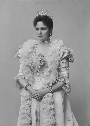 1898-standing-empress-alexa.jpeg