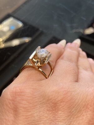 Unusual ring setting PriceScope