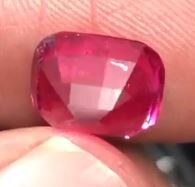 Rubellit 4.3ct pit.JPG Rubellit 4.3ct pit.JPG