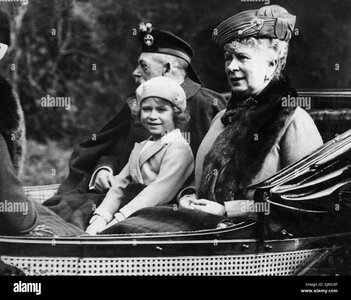 princess-elizabeth-sitting-in-the-horse-drawn-carriage-with-her-grandparents-EJNC4P.jpg