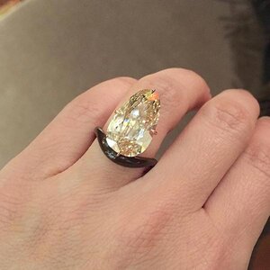 3-Scarlett-Johanssons-Engagement-Ring-Close-Up.jpg
