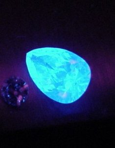 v.strong+blue+fluorescence+under+UV.JPG