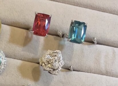 915893