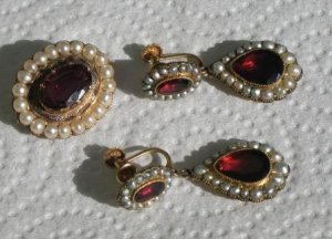 Antique jewelry 001.jpg Antique jewelry 001.jpg