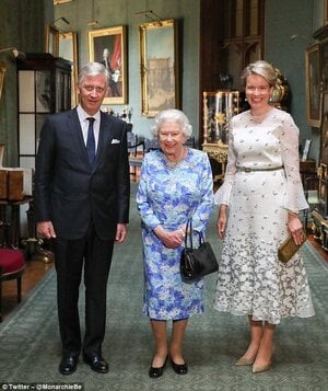 4E4589CA00000578-5955789-The_royals_posed_for_an_official_photo_in_the_same_corridor_as_t-m-20...jpg