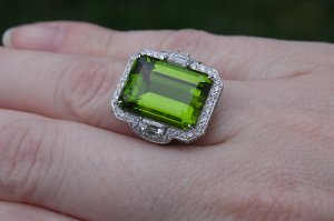 emeraldcutperidot2.jpg