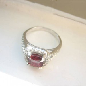 LaurenThePartier's 1.66 ct. red spinel in Jewe2004 setting