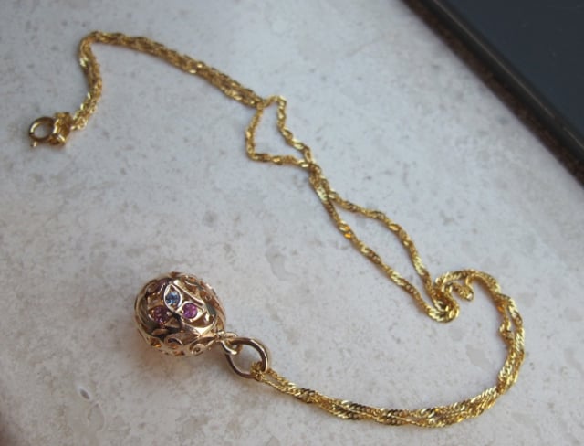 Gold and Sapphire Egg Pendant by Heart of Water Jewels - Image by mochiko42