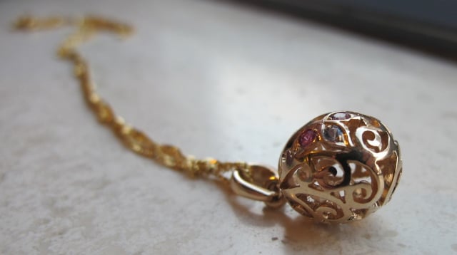 Gold and Sapphire Egg Pendant by Heart of Water Jewels - Image by mochiko42