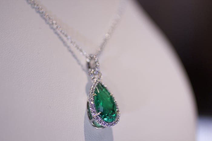 Pendant with 4.46-carat pear-shaped Colombian emerald by Omi Prive