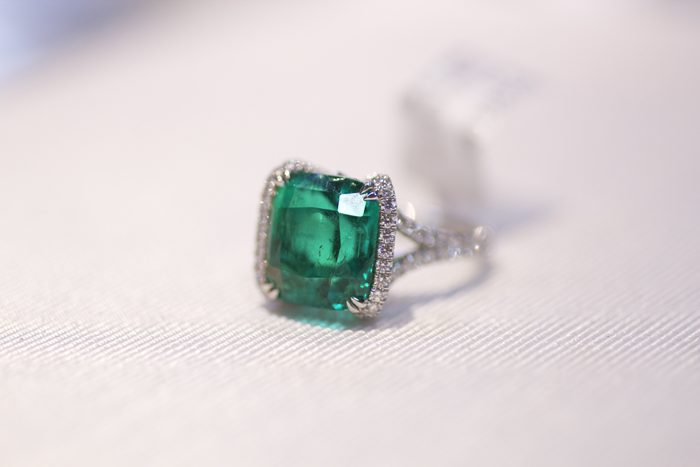 Ring with 6.54-carat cushion-shaped Colombian emerald by Omi Prive