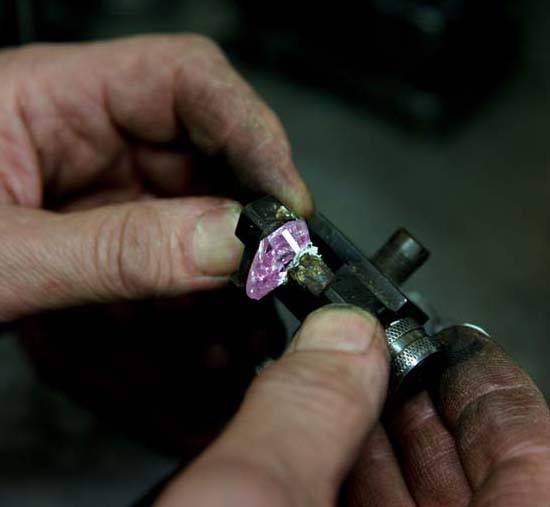 19.54-carat rough yielded the 8.41-carat fancy vivid pink diamond • Image: Sotheby's