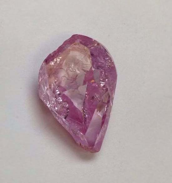 19.54-carat rough yielded the 8.41-carat fancy vivid pink diamond • Image: Sotheby's