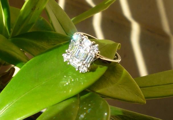 Bleeblue’s Halo engagement ring Bleeblue’s Halo engagement ring