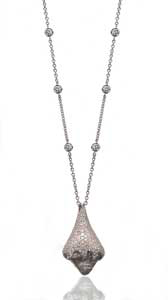 Diamonds in the Rough pendant worn by Kelly Clarkson at the 2012 Grammy Awards