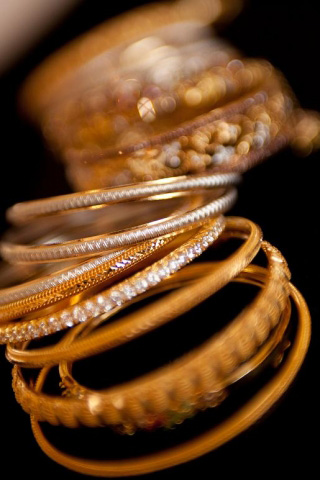 Bangle bracelets in white gold, yellow gold and diamonds