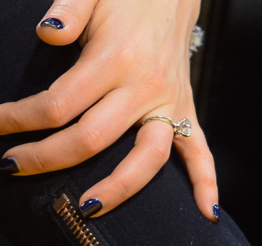 Mila Kunis' engagement ring from Ashton Kutcher Mila Kunis' engagement ring from Ashton Kutcher
