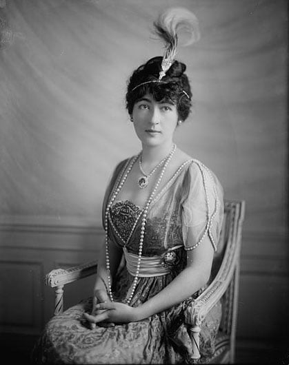 Evalyn Walsh McLean wearing the Hope Diamond