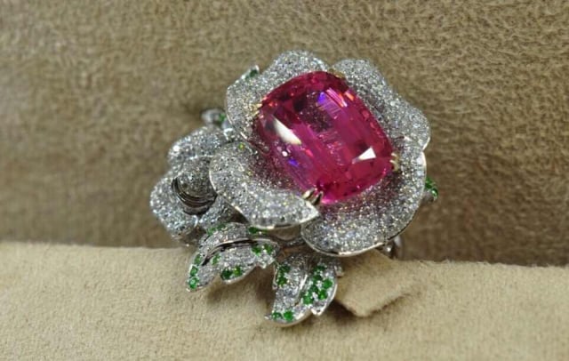 Pink spinel and diamond ring - image by yueyechuyan