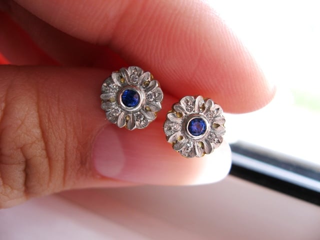 LIB-VC_SapphireEarrings_fingers_03.jpg