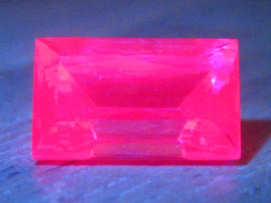 Spinel%20Mahenge%201.35ct%20Fluor3_1_1.JPG