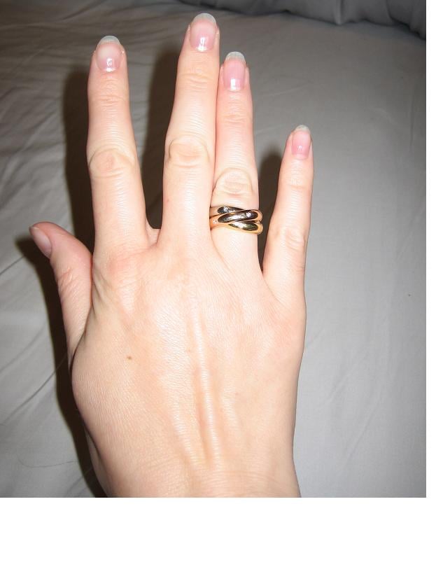 Кольцо на правом безымянном пальце у девушки. Кольцо Картье Тринити на руке. Кольцо Тринити Картье на пальце. Кольцо на среднем пальце. Кольцо на безымянном пальце.